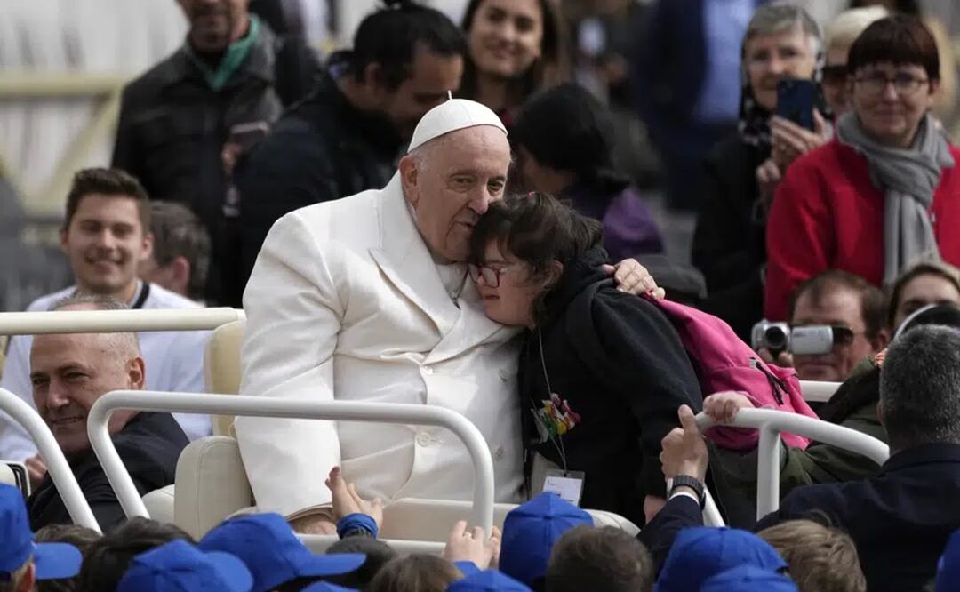 El papa Francisco abraza a una niña al finalizar su audiencia general semanal en la Plaza de San Pedro, Vaticano, miércoles 29 de marzo de 2023. Foto: AP