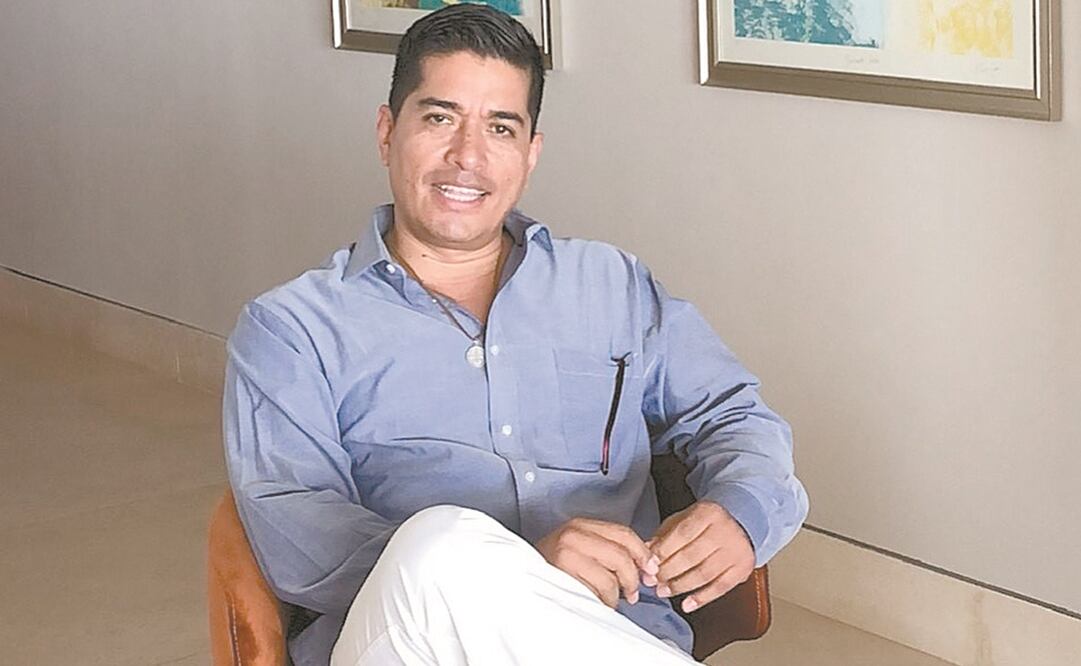 El especialista Carlos Lara también escribe propuestas para salir de la precarización. Foto: CORTESÍA