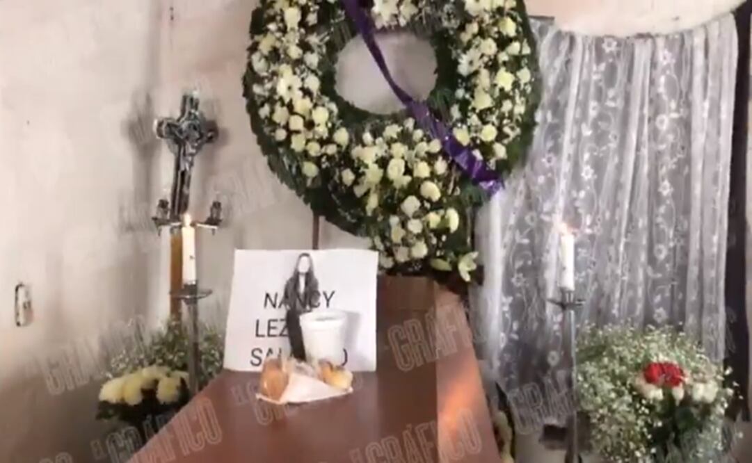Una corona de flores, ramos y veladoras fueron colocados alrededor de su ataúd. Foto: Yara Silva/El Gráfico 