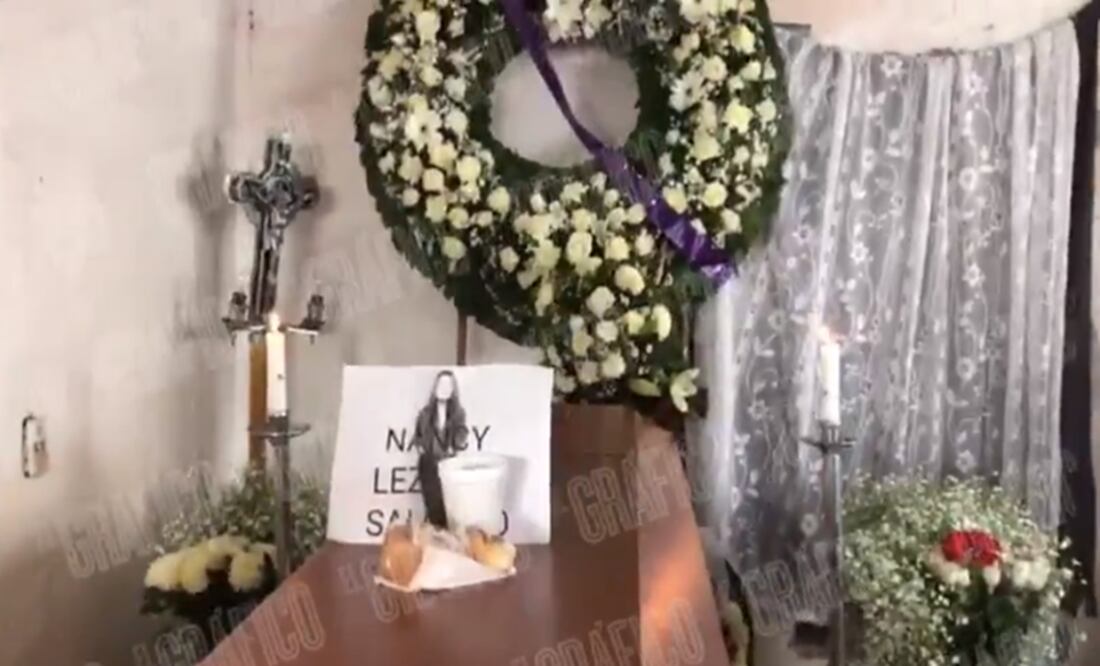 Una corona de flores, ramos y veladoras fueron colocados alrededor de su ataúd. Foto: Yara Silva/El Gráfico