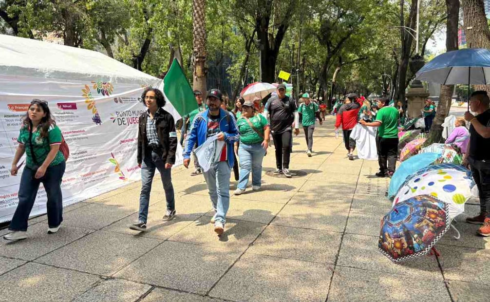 Aficionados del futbol comienzan a llegar al Ángel de la Independencia para disfrutar del partido de México contra Ecuador. Foto: Arturo Contreras / EL UNIVERSAL