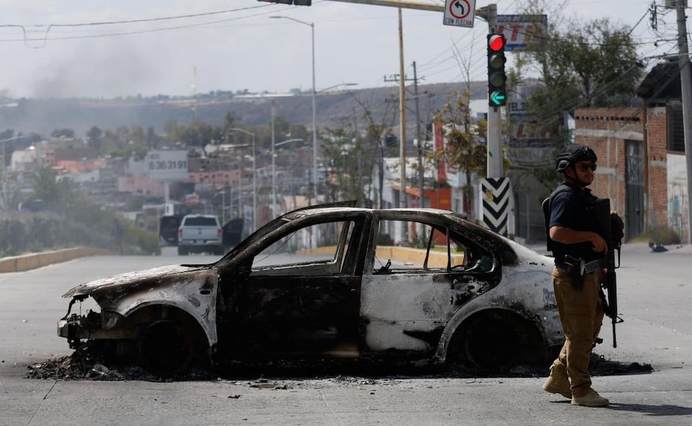 Autos quemados en algunos accesos del municipio de San Juan de los Lagos, Jalisco luego de la detención y fallecimiento del narcotraficante Nemesio Oseguera Cervantes “El Mencho” durante esta mañana en Tapalpa (22/02/26). Foto: Diego Simón Sánchez/ EL UNIVERSAL