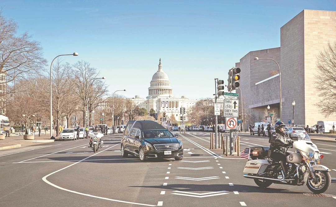Un coche fúnebre llevó el ataúd de Brian Sicknick, oficial de policía del Capitolio de Estados Unidos, quien murió durante el asalto a ese recinto en 2021, por parte de simpatizantes del entonces presidente Donald Trump. Foto: Al Drago. AFP