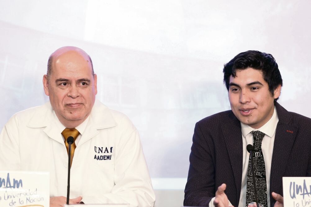 El investigador Efraín Chávez es el mentor de Cristóbal Miguel García Jaimes (derecha), estudiante de Física en la UNAM (VALENTE ROSAS. EL UNIVERSAL)