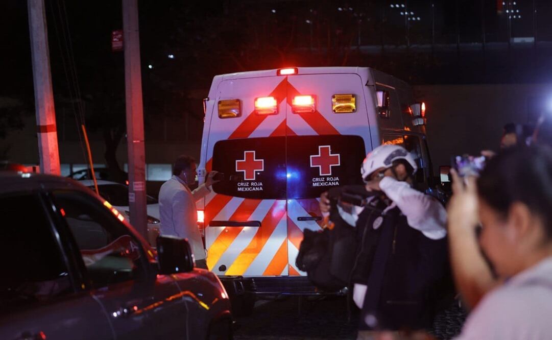 Servicios de emergencia se llevan a Ceci Flores en una ambulancia. Foto: Demian Chávez