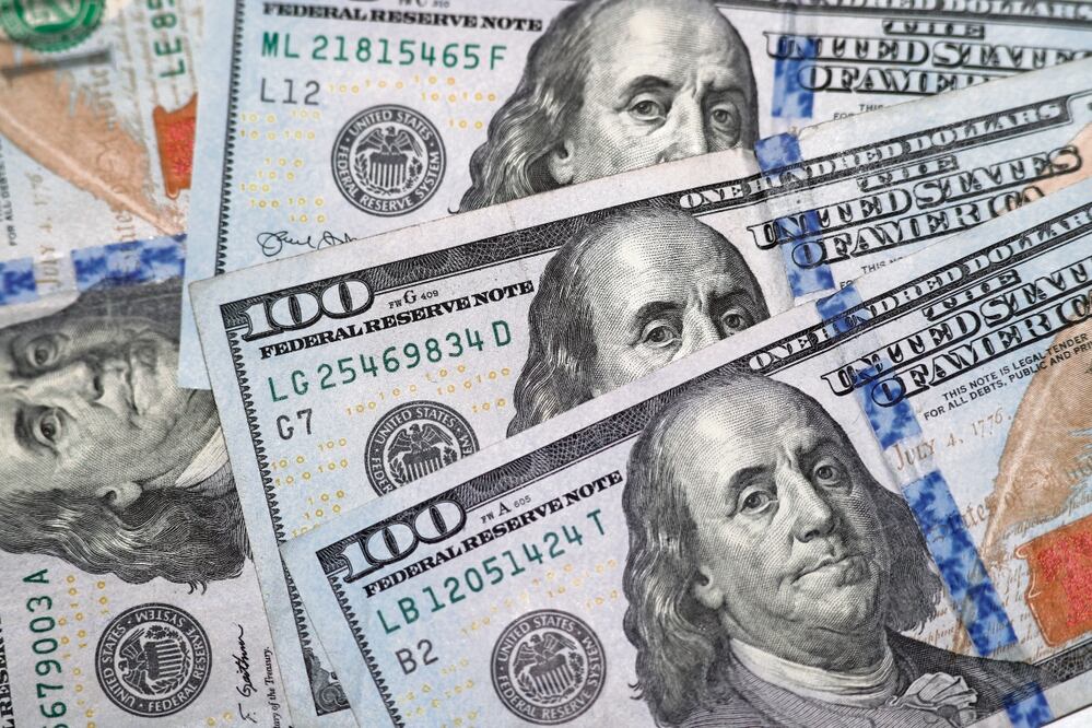 La divisa mexicana en los mercados internacionales cotiza alrededor de los 17.99 pesos por dólar, llegando a superar las 18 unidades, según Bloomberg. Foto: Archivo