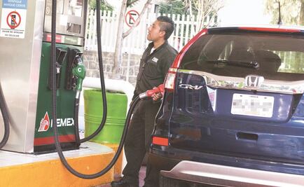 Van contra dos gasolineras por negar verificación