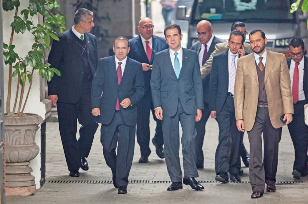 El secretario de Gobernación, Alfonso Navarrete Prida, y el consejero presidente del Instituto Nacional Electoral, Lorenzo Córdova, sostuvieron ayer una reunión para analizar las condiciones de seguridad para las elecciones. (CAMILA MATA. EL UNIVERSAL)