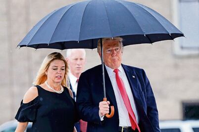 Trump adelanta que nominará a Pam Bondi como fiscal general de EU; fue una de sus abogadas durante su primer juicio político
