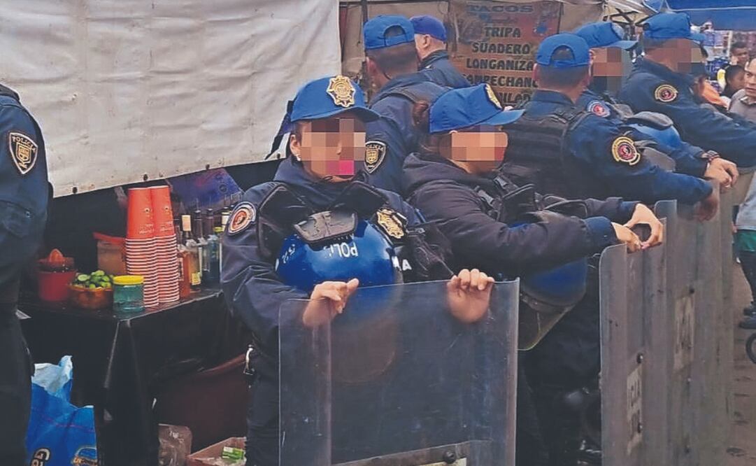 Policías vigilaron el desmantelamiento de chelerías en el Eje 1 Norte, en Tepito.
Foto Especial