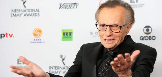Hospitalizan al presentador Larry King por Covid-19, revelan medios en EU