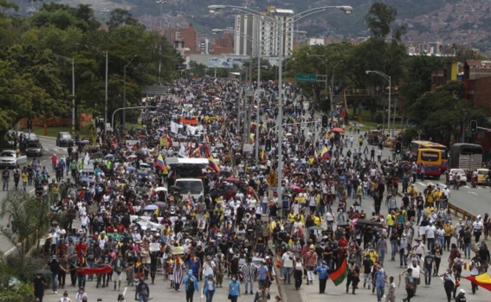 Protestas contra reforma tributaria dejan un muerto en Colombia