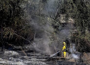 Al menos 12 incendios aún activos mantienen en alerta a California