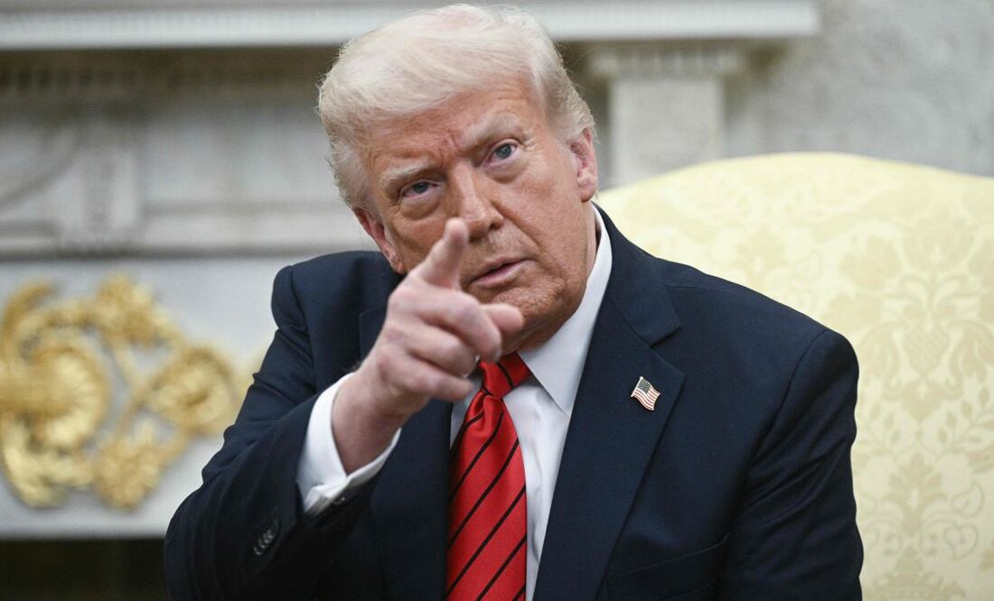 El presidente de Estados Unidos, Donald Trump, responde a las preguntas de los medios de comunicación durante su reunión con la primera ministra italiana, Giorgia Meloni, en la Oficina Oval de la Casa Blanca en Washington, D.C., el 17 de abril de 2025. La primera ministra italiana, Giorgia Meloni, se reúne con Donald Trump el jueves en Washington, con la esperanza de que una estrategia de carisma personal le ayude a convencer al presidente estadounidense de alcanzar un acuerdo más favorable sobre los aranceles de la UE. Foto: AFP