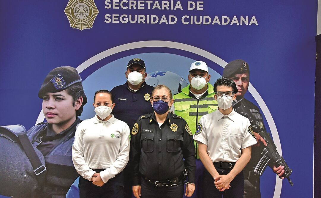 Los policías dicen que el bebé estaba envuelto en una cobija bastante mojada; los paramédicos destacan la atención prehospitalaria. Foto: Hugo García. EL UNIVERSAL