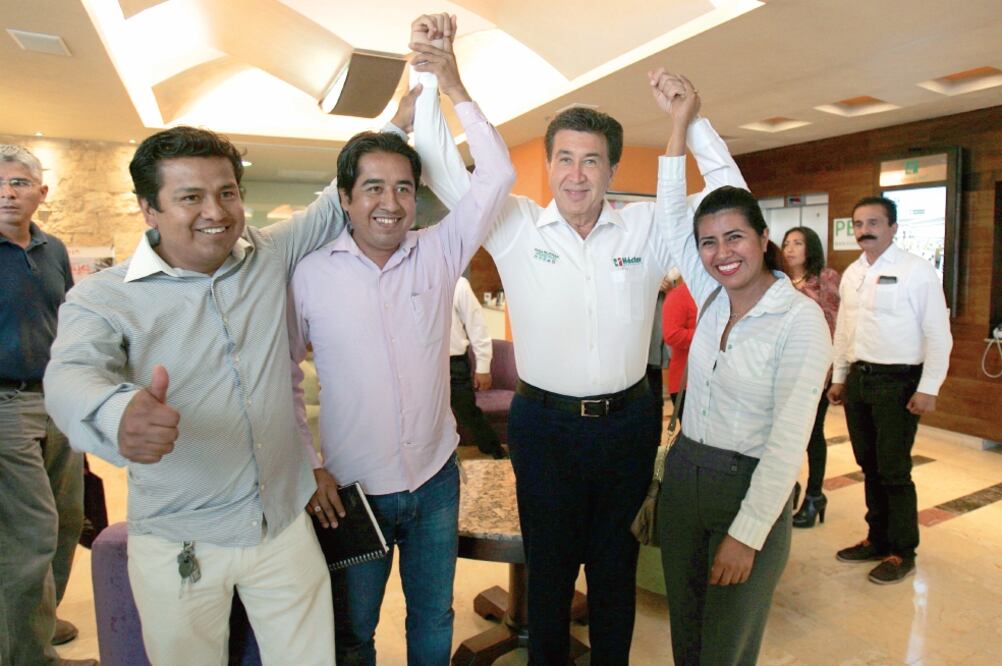 El candidato tricolor (al centro, camisa blanca) dijo que su triunfo será rotundo el próximo domingo y que los otros partidos son malos perdedores (ALEJANDRO ACOSTA. EL UNIVERSAL)