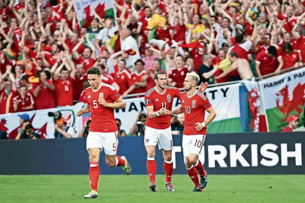 Aaron Ramsey (10) y Gareth Bale pusieron de cabeza al conjunto ruso en el Estadio de Toulouse (SERGIO PÉREZ. REUTERS)