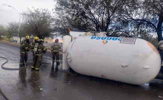 Vuelca pipa de gas en Hermosillo, Sonora; evacúan hotel, comercios y viviendas tras registrarse fuga del combustible