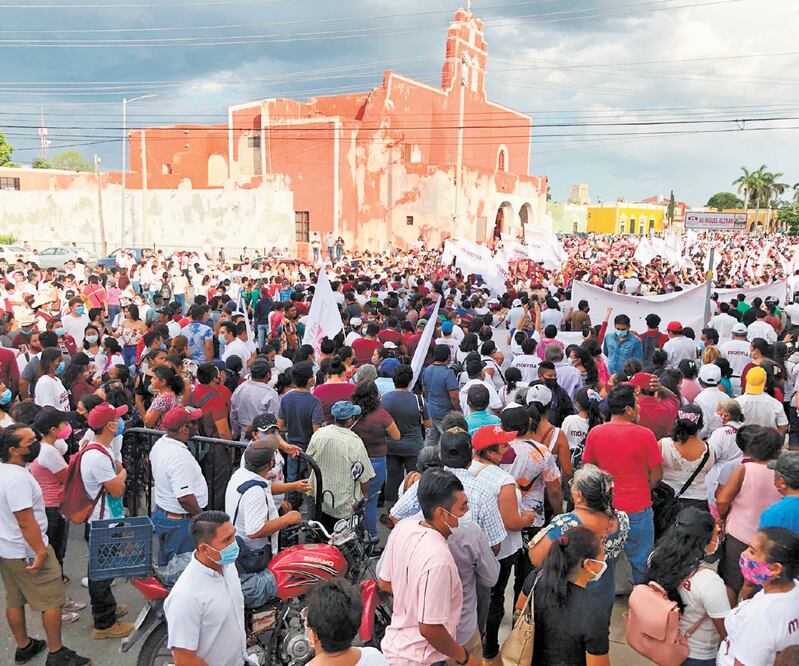 Cientos de personas marcharon ayer en Campeche para respaldar a la candidata de Morena, Layda Sansores, quien tiene una ligera ventaja en el PREP. Foto: YAZMÍN RODRÍGUEZ. EL UNIVERSAL