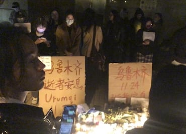 "Xi Jinping, renuncia": Incendio desencadena protestas en China contra medidas anti-Covid
