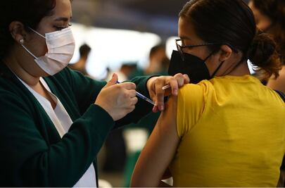 Vacunas antiCovid: la tercera dosis protege hasta 10 veces más, según estudio