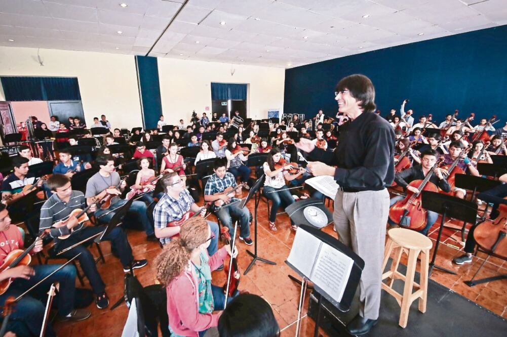 Eduardo García Barrios, director artístico de la OSIM, convive con los participantes del campamento (VÍCTOR PICHARDO. EL UNIVERSAL)