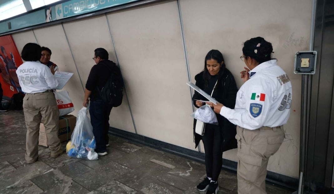 Actividades de las brigadas itinerantes del programa Salvemos Vidas, con el objetivo de acercar orientación psicológica, información y acompañamiento profesional en materia de salud mental a las personas usuarias de la red del metro. FOTO: DIEGO SIMÓN SÁNCHEZ