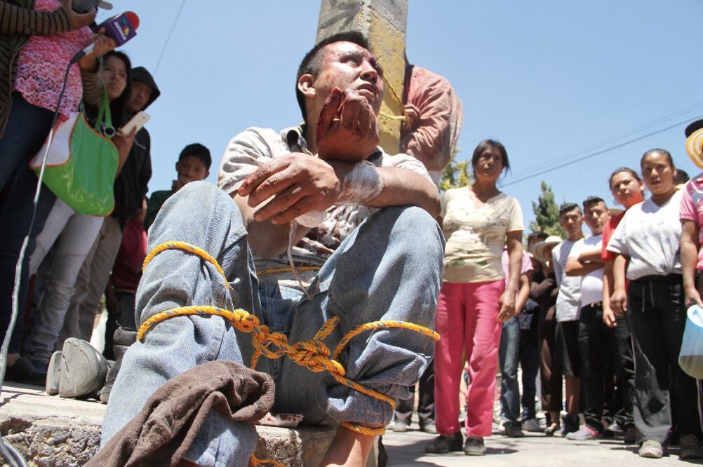 De acuerdo con pobladores de Palmar de Bravo, cuatro sujetos ingresaron a una vivienda del municipio para sustraer pertenencias. Tres de ellos fueron sometidos por habitantes, quienes amagaban con prenderles fuego (OMAR CONTRERAS. EL UNIVERSAL)
