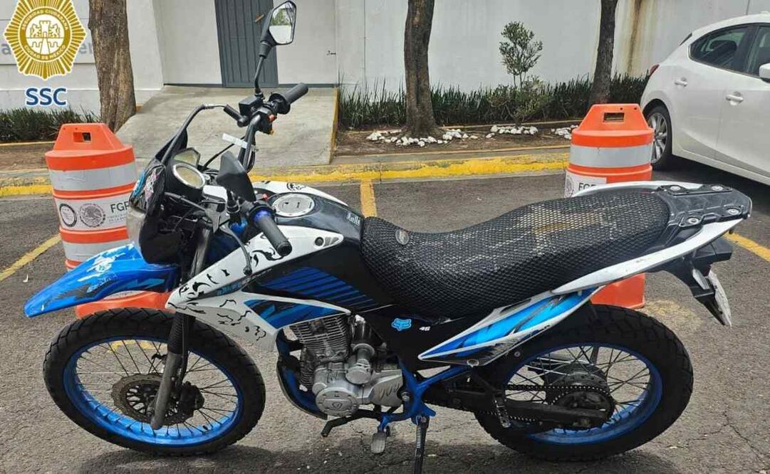 Los policías se dirigieron al sitio donde interceptaron al conductor de la motocicleta color azul con negro, quien dijo tener 16 años de edad. Foto: Especial