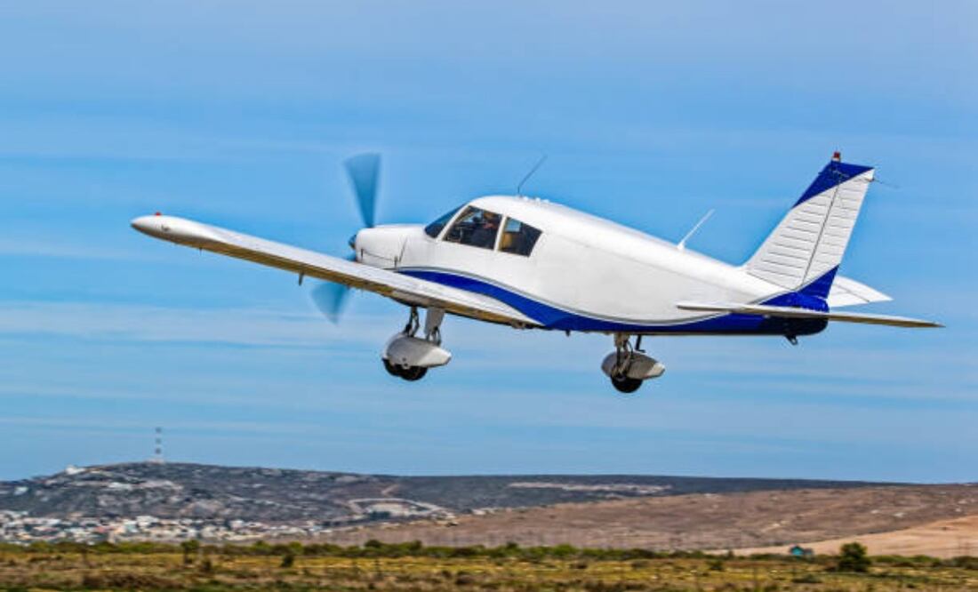 La Oficina del Sheriff del Condado de Saratoga (SCSO) informó que la avioneta cayó en la entrada de una casa en Wyndham Way tras impactar contra un árbol. Foto: Ilustrativa / iStock