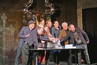 La dama de negro quiere asustar a AMLO