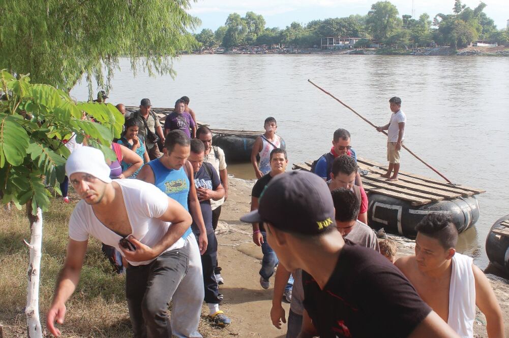 Hasta la semana pasada, por el río Suchiate ingresaban diariamente entre 100 y 400 isleños, quienes solicitaron un documento que les permite recorrer libremente territorio mexicano por 30 días (ARCHIVO EL UNIVERSAL)