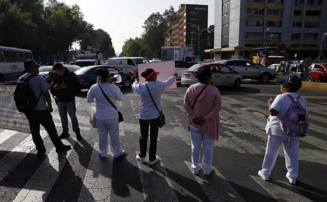 Bloqueo de médicos a la altura de insurgentes y Manuel González que exigen homologación de sueldos y bases. Foto: Fernanda Rojas. EL UNIVERSAL