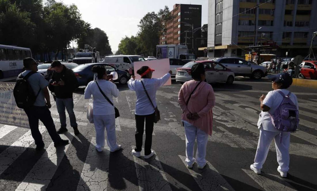 Bloqueo de médicos a la altura de insurgentes y Manuel González que exigen homologación de sueldos y bases. Foto: Fernanda Rojas. EL UNIVERSAL