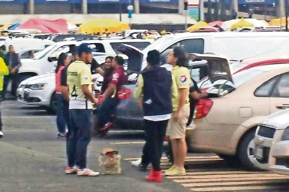 Desde temprana hora, se ingirieron bebidas en los estacionamientos (FOTO: ALFONSO MORALES. EL UNIVERSAL)