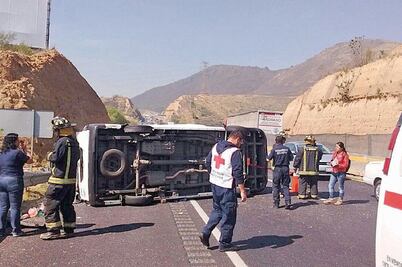 Volcadura deja 2 muertos y 17 heridos