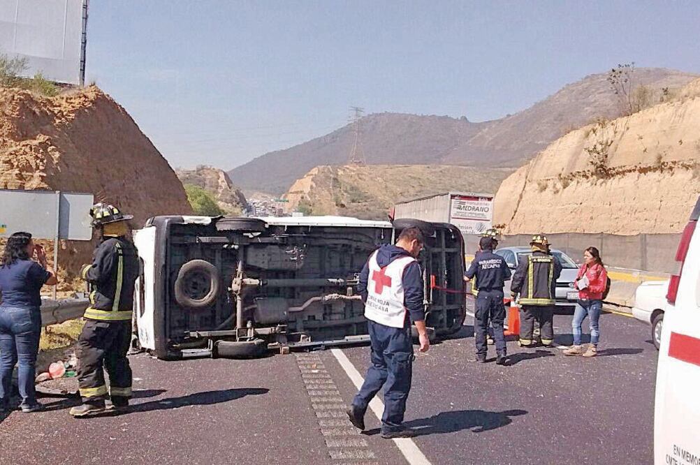 En el lugar del accidente murió un hombre y un helicóptero Relámpago del gobierno estatal aterrizó en la vialidad para trasladar al chofer de la unidad al hospital de Traumatología de Lomas Verdes, en Naucalpan, donde falleció (ESPECIAL)
