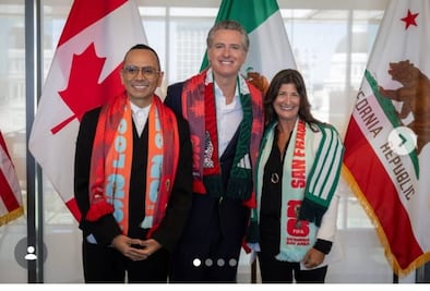 Gobernador de California celebra con México y Canadá el arranque del Mundial 2026; intercambian bufandas de sus selecciones