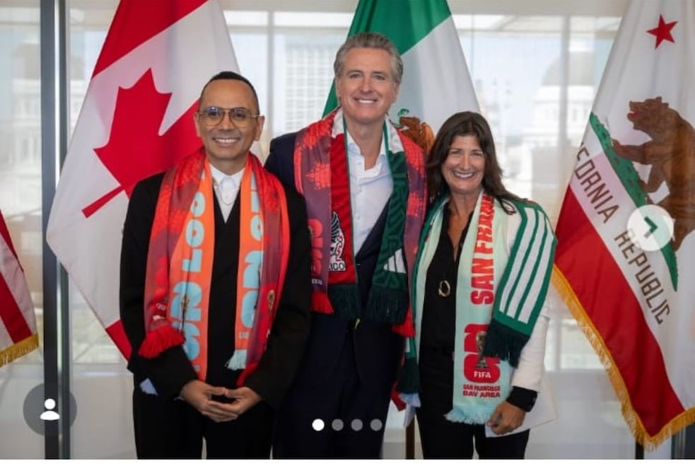El gobernador de California, Gavin Newsom (centro), con el cónsul de México en Sacramento, Tonatiuh González Jiménez, y la cónsul de Canadá en Los Ángeles, Sylvie Bédard. FOTO: ESPECIAL