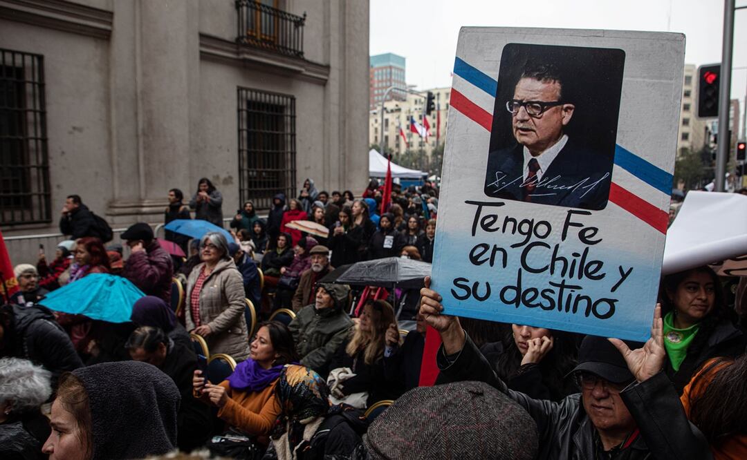 Ciudadanos portan pancartas con la imagen y palabras dichas por Salvador Allende, durante una manifestación el 4 de septiembre 2023 en Santiago (Chile). Foto: EFE