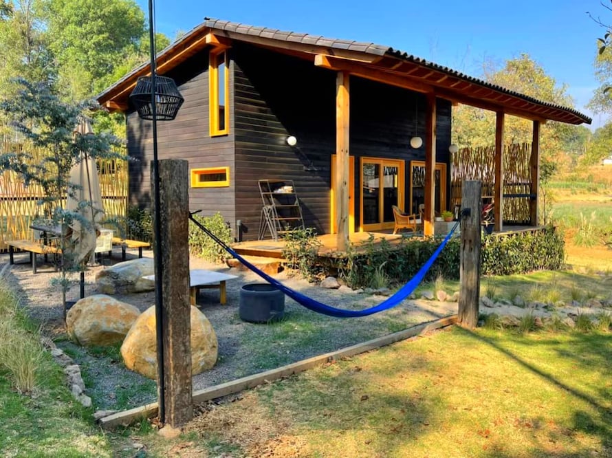 Esta cabaña moderna, cerca de Rancho Avándaro, es perfecta para una escapada para quien busca relajación total. Foto: Airbnb