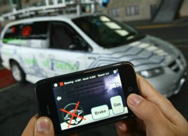 Fabricantes intentan evitar que hackers controlen los autos