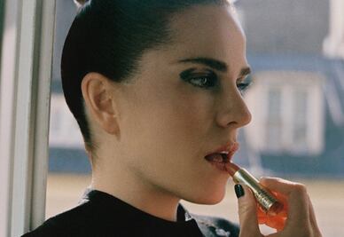 Karla Souza se reserva los besos con su esposo