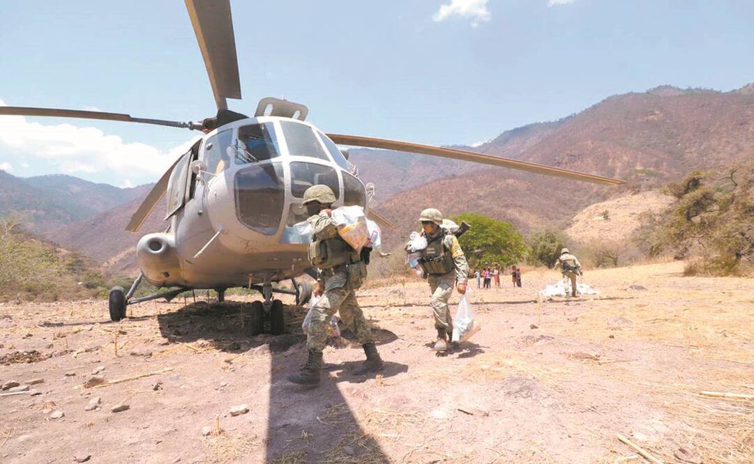 Elementos arribaron al ejido de Las Conchitas, de San Miguel Totolapan, donde entregaron despensas y medicamentos. Foto: Especial.