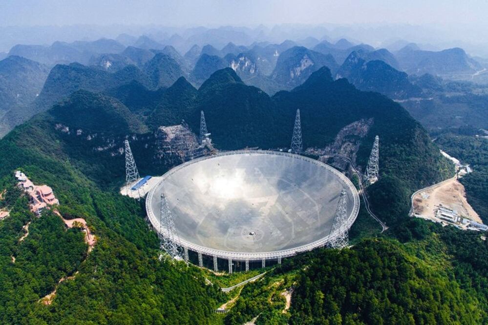 El telescopio FAST posee un plato único con un diámetro de medio kilómetro. Foto: Xinhua