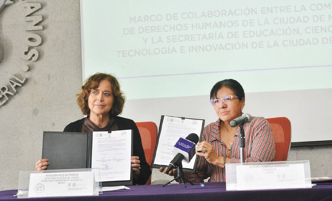 La titular de la SECTEI, Rosaura Ruiz, y la presidenta de la CDH local, Nashieli Ramírez, en la firma del convenio por la educación de los policías. Foto/TOMADA DE TWITTER
