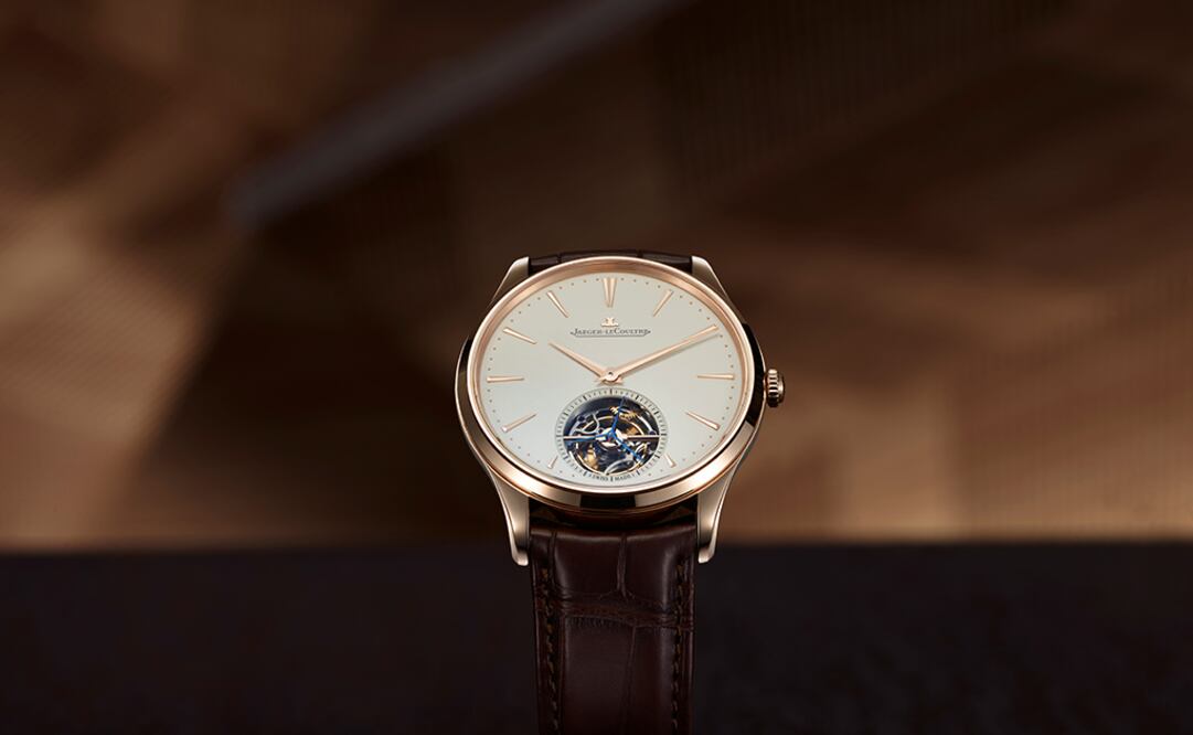 El nuevo Master Ultra Thin Tourbillon en su caja de 40 mm de oro rosa alberga un calibre Jaeger-LeCoultre 978G.