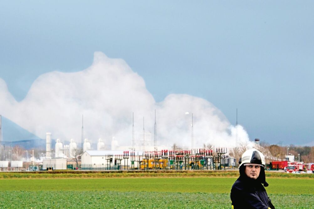 Bomberos durante sus trabajos para apagar el incendio generado por una explosión en la planta Gas Connect, filial de la austriaca OMV, en Baumgarten (AP)