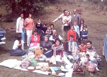 Del álbum familiar al mercado callejero; la segunda vida de los retratos familiares olvidados