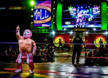 Microman llega crecido a la función del 87 aniversario del CMLL